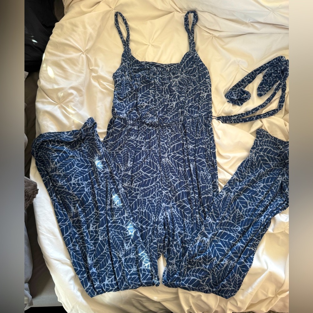 Pretty blue romper with details- EUC